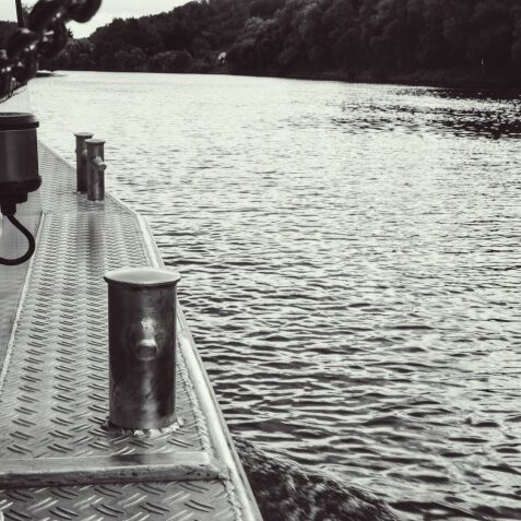 Blick von einem kleinen Schiff auf den Neckar.