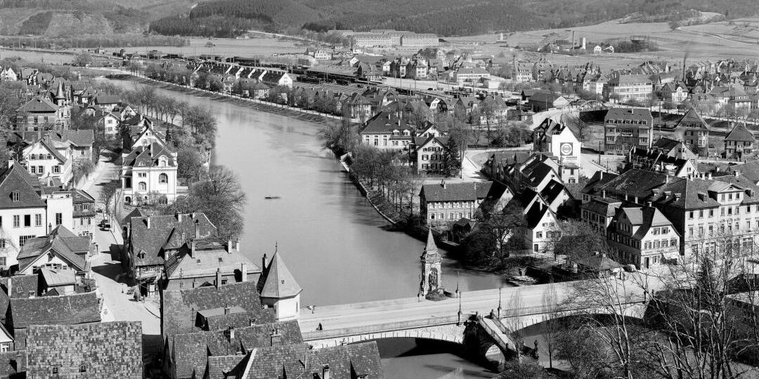 Im Vordergrung ist die Eberhardsbrücke zu sehen. Im Hintergrund die Häuser entlang des Neckars in Richtung des Schönbuchs.