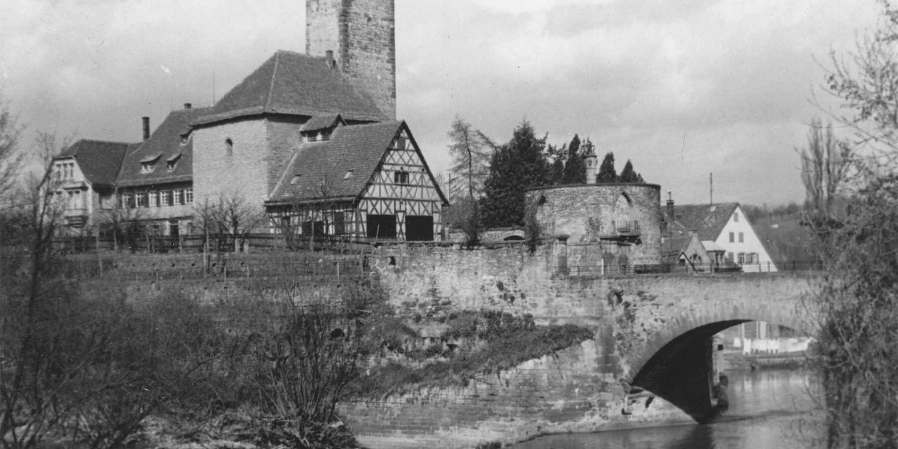 Rathausinsel Lauffen am Neckar in schwarz -weiß im Jahr 1941vom Neckar aus